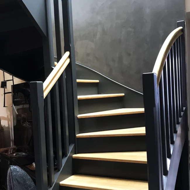 peinture-naturelle-escalier-noir-bois